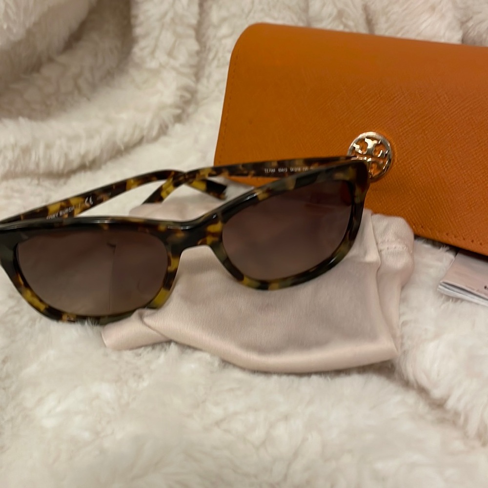 Tory Burch Sunglasses TY7044 tortoiseshell. EUC